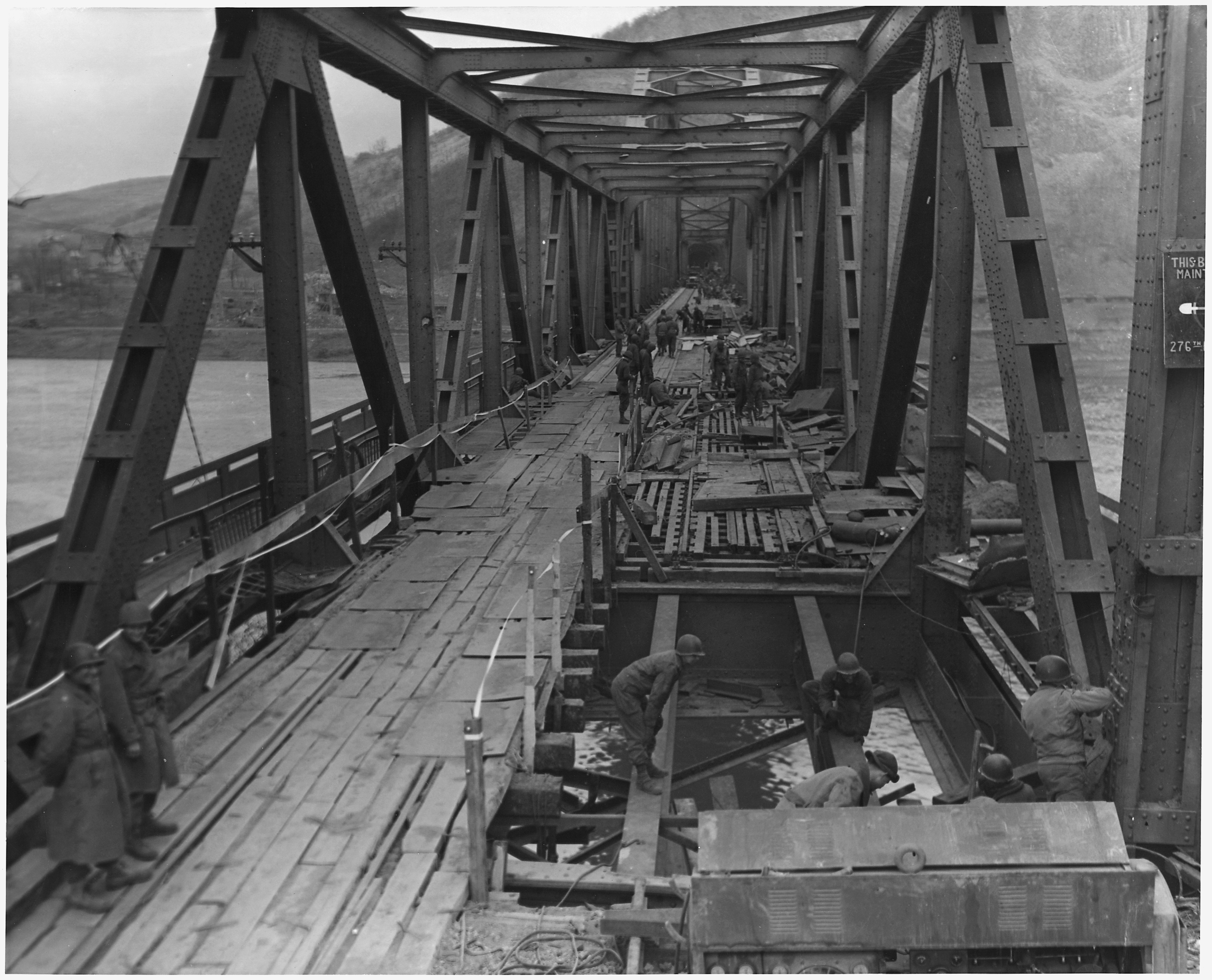 El puente Ludendorff pocas horas antes de desplomarse el 17 de marzo de 1945