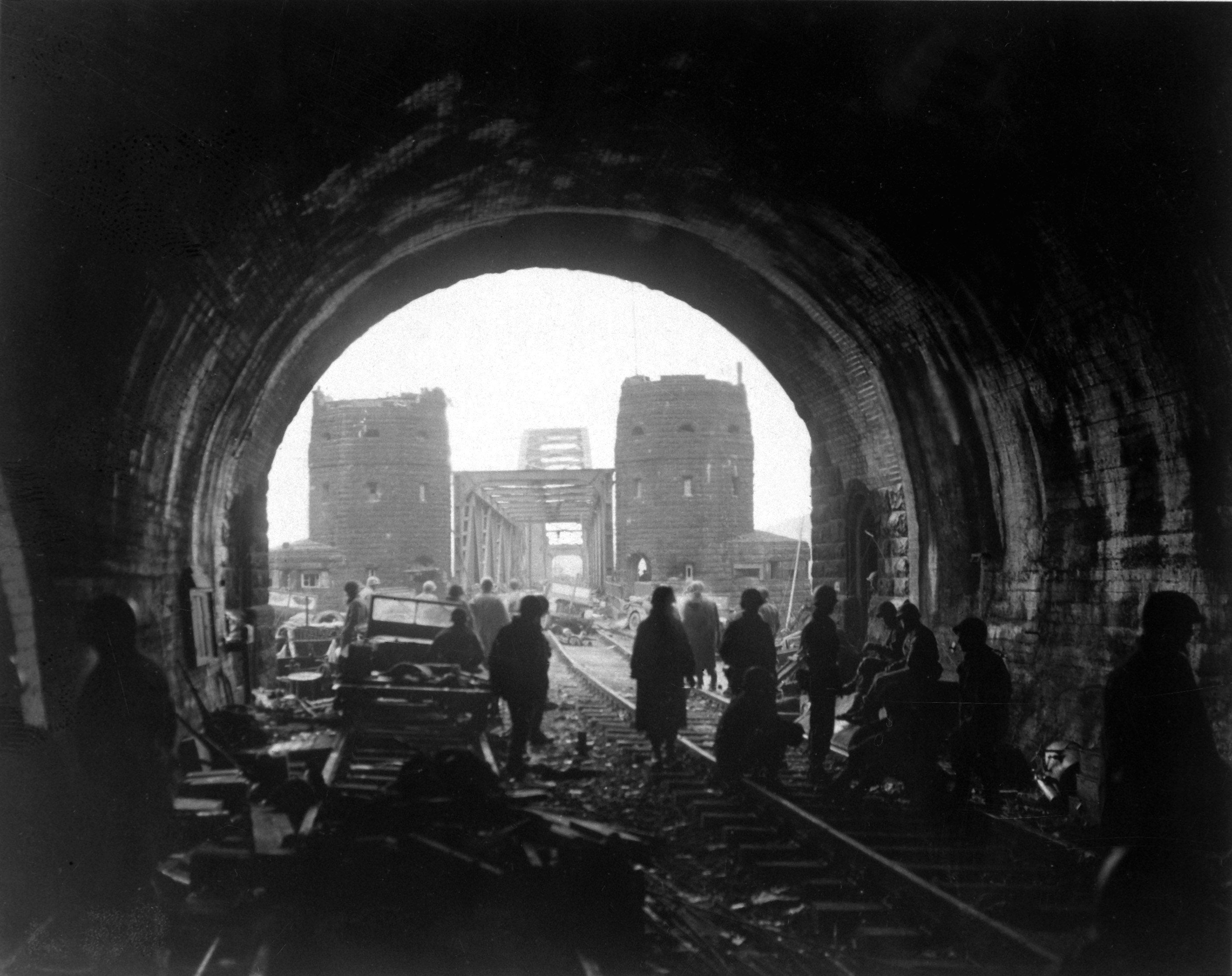 Soldados y vehículos estadounidenses saliendo del túnel de Erpel hacia el puente, 11 de marzo de 1945