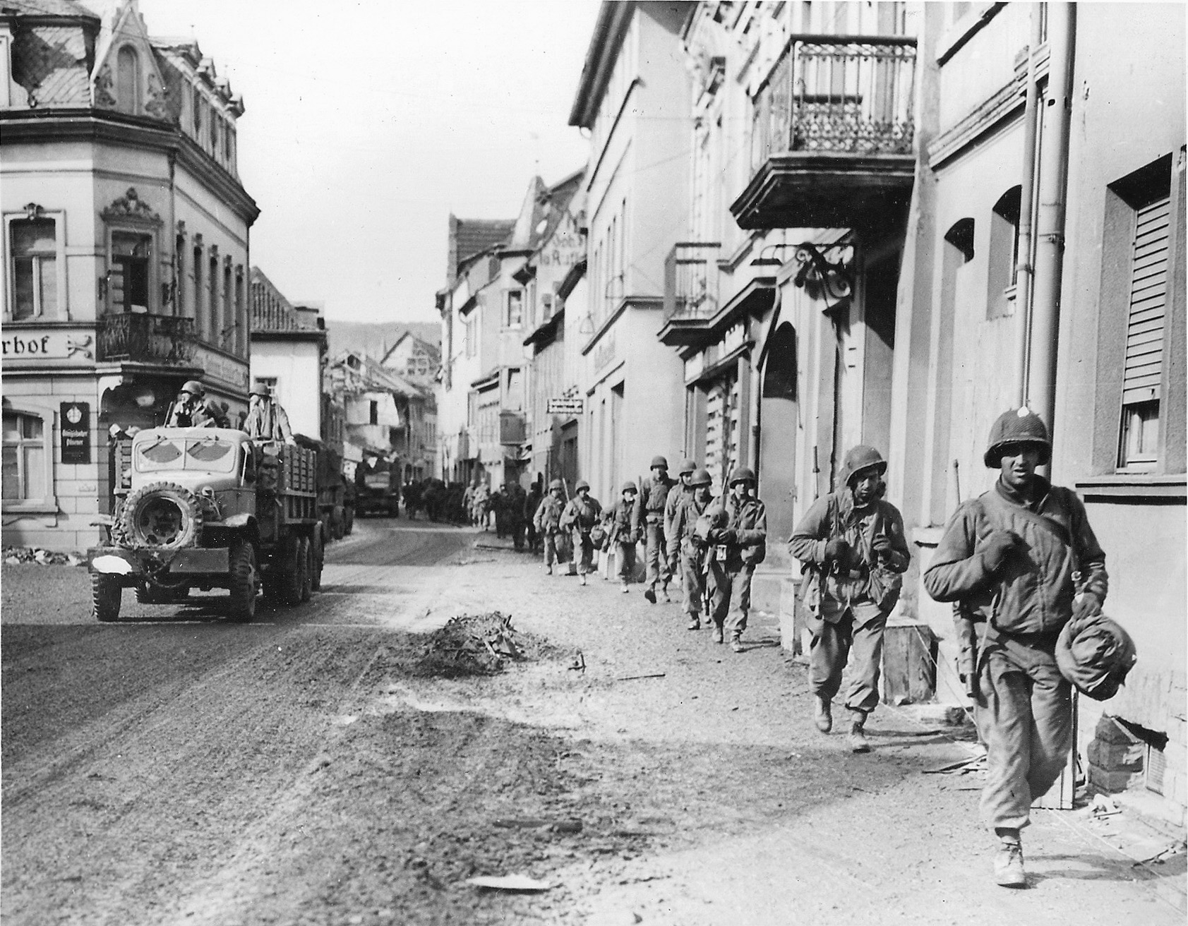 Soldados del 47.º Regimiento de Infantería marchan por Remagen el 9 de marzo de 1945