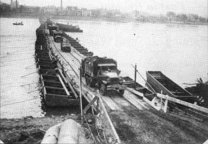 Puente de pontones construido sobre el Rin entre Kripp y Linz en marzo de 1945