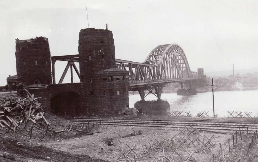 Vista del puente Ludendorff entre Erpel y Remagen el 7 de marzo de 1945